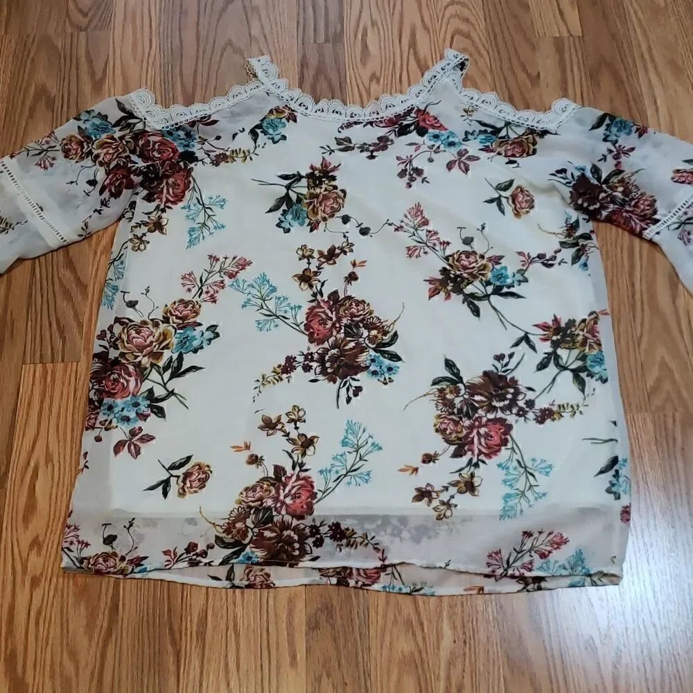 Pretty Cold Shoulder Blouse, lace - Picture 6 of 7